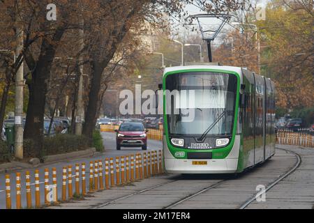 Bukarest, Rumänien - 10. Dezember 2022: ASTRA Imperio Metropolitan, rumänische Doppelgelenkbahn mit niedriger Etage und hoher Transportkapazität Stockfoto