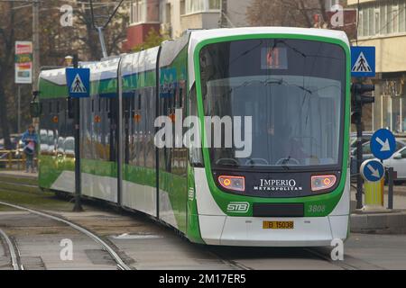 Bukarest, Rumänien - 10. Dezember 2022: ASTRA Imperio Metropolitan, rumänische Doppelgelenkbahn mit niedriger Etage und hoher Transportkapazität Stockfoto