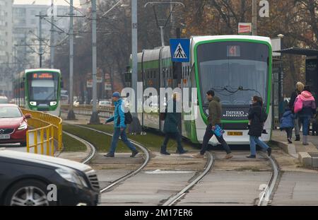 Bukarest, Rumänien - 10. Dezember 2022: ASTRA Imperio Metropolitan, rumänische Doppelgelenkbahn mit niedriger Etage und hoher Transportkapazität Stockfoto