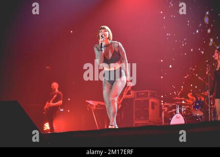 10. Dezember 2022, Neapel, Italien: Die italienische Sängerin Alessandra Amoroso tritt live im PalaPartenope mit ihrer Tutto Accade Tour 2022 auf. (Kreditbild: © Paola Visone/Pacific Press via ZUMA Press Wire) Stockfoto