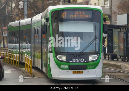 Bukarest, Rumänien - 10. Dezember 2022: ASTRA Imperio Metropolitan, rumänische Doppelgelenkbahn mit niedriger Etage und hoher Transportkapazität Stockfoto