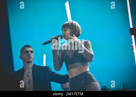 10. Dezember 2022, Neapel, Italien: Die italienische Sängerin Alessandra Amoroso tritt live im PalaPartenope mit ihrer Tutto Accade Tour 2022 auf. (Kreditbild: © Paola Visone/Pacific Press via ZUMA Press Wire) Stockfoto
