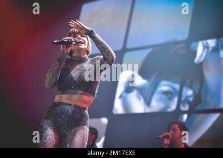 10. Dezember 2022, Neapel, Italien: Die italienische Sängerin Alessandra Amoroso tritt live im PalaPartenope mit ihrer Tutto Accade Tour 2022 auf. (Kreditbild: © Paola Visone/Pacific Press via ZUMA Press Wire) Stockfoto