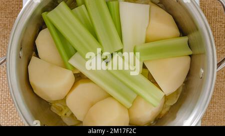 Rohes Gemüse in einer Pfanne. Gemüsesuppen-Rezept. Stockfoto