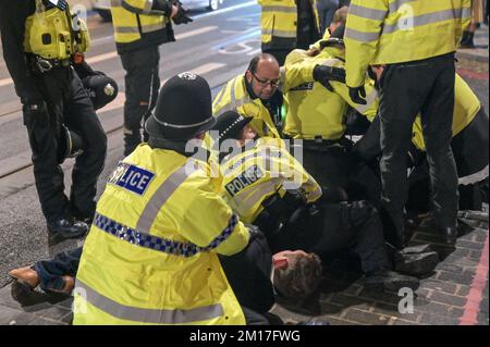 Broad Street, Birmingham, 10. 2022. Dezember – Dies war der dramatische Moment, in dem zwei Männer, die ursprünglich aus dem Reflex-Nachtclub geworfen wurden, von Offizieren bis auf den Boden angegriffen wurden, nachdem sie sich auf die Feiernden zugewandt hatten, die sich anstellten, um reinzukommen. Jemand im Melee konnte hören, wie er sagte: "Er beißt mich" Polizisten aus West Midlands stiegen am Samstag, dem 10. Dezember Abend, schnell auf den Vorfall in der Broad Street ab. Einer der Täter war blutverschmiert und beide wurden in abwartende Polizeiwagen gefesselt. Die Nacht begann ruhig aufgrund der Niederlage von 2-1 gegen Frankreich. Einige Partygänger wurden gesehen Stockfoto