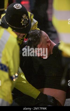 Broad Street, Birmingham, 10. 2022. Dezember – Dies war der dramatische Moment, in dem zwei Männer, die ursprünglich aus dem Reflex-Nachtclub geworfen wurden, von Offizieren bis auf den Boden angegriffen wurden, nachdem sie sich auf die Feiernden zugewandt hatten, die sich anstellten, um reinzukommen. Jemand im Melee konnte hören, wie er sagte: "Er beißt mich" Polizisten aus West Midlands stiegen am Samstag, dem 10. Dezember Abend, schnell auf den Vorfall in der Broad Street ab. Einer der Täter war blutverschmiert und beide wurden in abwartende Polizeiwagen gefesselt. Die Nacht begann ruhig aufgrund der Niederlage von 2-1 gegen Frankreich. Einige Partygänger wurden gesehen Stockfoto