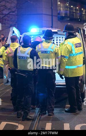 Broad Street, Birmingham, 10. 2022. Dezember – Dies war der dramatische Moment, in dem zwei Männer, die ursprünglich aus dem Reflex-Nachtclub geworfen wurden, von Offizieren bis auf den Boden angegriffen wurden, nachdem sie sich auf die Feiernden zugewandt hatten, die sich anstellten, um reinzukommen. Jemand im Melee konnte hören, wie er sagte: "Er beißt mich" Polizisten aus West Midlands stiegen am Samstag, dem 10. Dezember Abend, schnell auf den Vorfall in der Broad Street ab. Einer der Täter war blutverschmiert und beide wurden in abwartende Polizeiwagen gefesselt. Die Nacht begann ruhig aufgrund der Niederlage von 2-1 gegen Frankreich. Einige Partygänger wurden gesehen Stockfoto