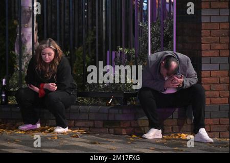 Broad Street, Birmingham, 10. 2022. Dezember - die Nacht, in der England besiegt wurde, wurde von vielen Feiern auf der Broad Street in Birmingham genossen, obwohl Francing 2-1 gegen England gewann. Einige Partygänger wurden auf dem Nachtclub-Strip gesehen, aber einige posierten gerne für ein Foto. Ein Mädchen sagte, sie „bedauere“ es, keinen Mantel zu tragen, da sie mit ihren Armen in einem roten englischen Hemd gesehen wurde, während sie zwischen Clubs ging, bevor sie mit ihrem Freund für ein Foto posierte. Eine Frau wurde jedoch auf einer Trage von einer Sankt-Johns-Krankenwagenmannschaft weggefahren, nachdem sie von Offizieren betreut wurde, weil sie untätig war Stockfoto