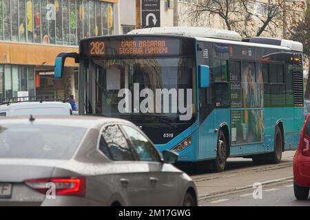 Bukarest, Rumänien - 10. Dezember 2022: Bukarest Transport Society Trolleybusse und Busse verkehren auf dem Regina Elisabeta Boulevard in Bukarest. Stockfoto