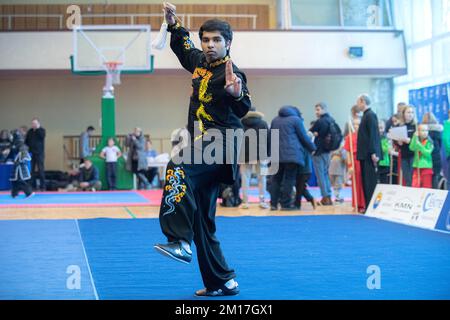 Vilnius, Litauen. 10.. Dezember 2022. Ein Athlet tritt am 10. Dezember 2022 bei der litauischen Wushu (Kung Fu)-Meisterschaft 8. in Vilnius, Litauen, an. Die litauische Wushu (Kung Fu)-Meisterschaft 8. begann am 10. Dezember und lockte fast 100 Teilnehmer aus Litauen, Polen, Estland, Indien und anderen Ländern an. Kredit: Alfredas Pliadis/Xinhua/Alamy Live News Stockfoto