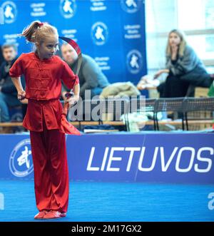 Vilnius, Litauen. 10.. Dezember 2022. Ein Athlet tritt am 10. Dezember 2022 bei der litauischen Wushu (Kung Fu)-Meisterschaft 8. in Vilnius, Litauen, an. Die litauische Wushu (Kung Fu)-Meisterschaft 8. begann am 10. Dezember und lockte fast 100 Teilnehmer aus Litauen, Polen, Estland, Indien und anderen Ländern an. Kredit: Alfredas Pliadis/Xinhua/Alamy Live News Stockfoto