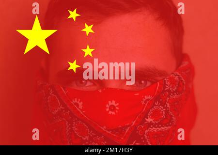 Proteste Gegen China. Chinesische Immobilien- und Schuldenkrise. Kein Protest und Lockdown-Protest in China. Junger Mann mit Bandana. Revolution Stockfoto