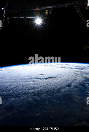 Luftaufnahme der Hurricane Lane über dem Pazifik von der Raumstation im Weltraum. Digital optimiert. Elemente dieses Bildes, bereitgestellt von der NASA Stockfoto