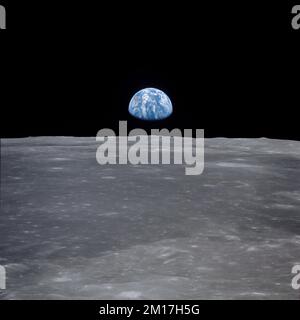 Die Erde ist weit vom Weltraum entfernt von der Mondoberfläche. Digital optimiert. Bildelemente von der NASA Stockfoto