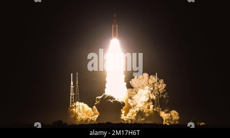 Raumschiff-Start der Orion-Raumschiff-Rakete, die ins All fliegt. Elemente dieses Bildes, bereitgestellt von der NASA. Stockfoto