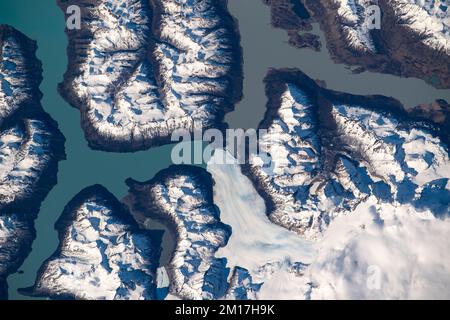 Der Perito-Moreno-Gletscher in Argentinien aus der Vogelperspektive. Schneebedeckte Berge und lebendige blaue Seen. Digital optimiert. Bildelemente von der NASA Stockfoto