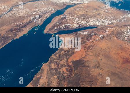 Luftaufnahme des nördlichen Roten Meeres in Saudi-Arabien. Digital optimiert. Elemente dieses Bildes, bereitgestellt von der NASA. Stockfoto