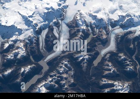 Blick aus der Vogelperspektive auf den Colonia-Gletscher und den Colonia-See im chilenischen Patagonien Chile. Schneebedeckte Berge. Digital verbesserte Bildelemente der NASA Stockfoto