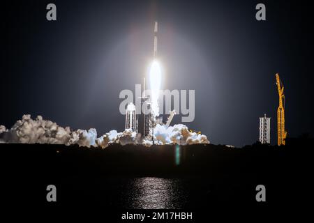 Die SpaceX-Rakete Falcon 9-Raketenkapsel steigt nach dem Abheben vom Startfeld nach oben. Digital optimiert. Elemente dieses Bildes, bereitgestellt von der NASA. Stockfoto