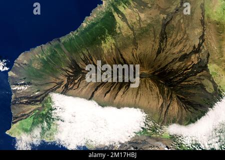 Luftaufnahme über dem Mauna Loa, dem größten aktiven Vulkan der Welt in Hawaii. Digital optimiert. Elemente dieses Bildes, bereitgestellt von der NASA. Stockfoto