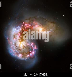 Antennengalaxien bei einer Kollision, bei der Milliarden von Sternen im Weltraum entstehen. Elemente dieses Bildes, bereitgestellt von der NASA. Stockfoto