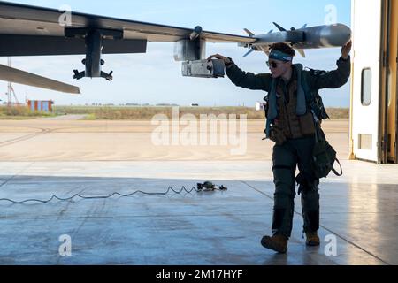 Luftstützpunkt Amendola, Italien. 17.. November 2022. Capt. Michelle Strickland, 555.. Kampfgeschwader F-16 Fighting Falcon Pilot, bereitet sich auf den Flug während der Übung Falcon Strike 2022 auf dem Luftwaffenstützpunkt Amendola, Italien, am 17. November 2022 vor. Falcon Strike 22 gab mehreren NATO-Nationen die Gelegenheit, Wissen und operative Verfahren miteinander auszutauschen. Kredit: USA Air Force/ZUMA Press Wire Service/ZUMAPRESS.com/Alamy Live News Stockfoto