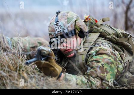 BPTA, Polen. 23.. November 2022. USA Soldat der Chaos Company zugewiesen, 3.. Bataillon, 8.. Kavallerieregiment, 3.. Kampfteam der gepanzerten Brigade, 1.. Kavalleriedivision (3-1. ABCT), operativ kontrolliert von der 1.. Infanteriedivision (1 ID), liefert Deckungsfeuer für die Vormarscheinheiten während der Feuerübung „Bull Run“ in Bemowo Piskie, Polen, 23. November 2022. Der 3-1. ABCT ist unter anderem dem 1. ID zugeteilt und arbeitet stolz mit NATO-Verbündeten und regionalen Sicherheitspartnern zusammen, um Kampfkräfte für das V Corps, Amerikas vorwärtsgebrachtes Korps in Europa, bereitzustellen. (Kreditbild: © USA A Stockfoto