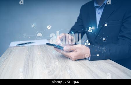 Geschäftsleute nutzen Smartphones, um zu planen und zu planen, den Aktienmarkt, das Unternehmenswachstum, Fortschritte oder Erfolgsideen. Ein Geschäftsmann oder Händler zeigt ein g Stockfoto