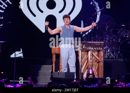 Charlie Puth tritt am 9. Dezember 2022 auf der Bühne des iHeartRadio Z100 Jingle Ball 2022 auf, präsentiert von Capital One im Madison Square Garden in New York, New York. Foto: Jeremy Smith/imageSPACE/MediaPunch Stockfoto