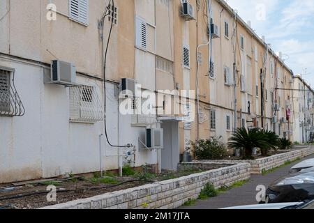 Typische Altenarchitektur in israel. Alte Gebäude mit Klimaanlagen und an der Wand angebrachten Abwasserrohrsystemen für Klempner. Stockfoto