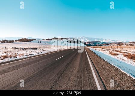 Malerischer Blick auf leere Straßen mit schneebedeckten Landschaften in der Wintersaison. Stockfoto