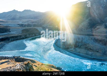 Erstaunliche Panoramablick auf Zusammenfluss schöne Bergflüsse Chuya Katun. Panorama wunderschöne malerische beliebte Hochländer. Kunstbild, friedliches Chuy Stockfoto
