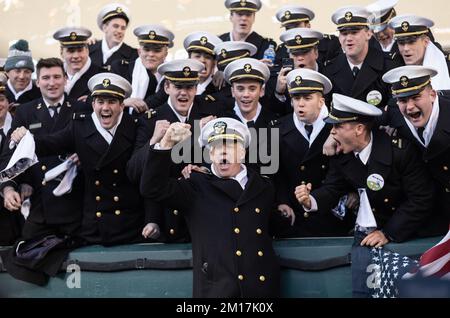 Philadelphia, Usa. 10.. Dezember 2022. Vizeadmiral Sean Buck, Superintendent der Marineakademie, Center, jubelt vor dem traditionellen Army-Navy-Spiel 123. am Lincoln Finacial Field am Samstag, den 10. Dezember 2022 in Philadelphia mit den Fähnrich-Männern. Die Armee gewann 20-17 in Überstunden. Foto: Laurence Kesterston/UPI Credit: UPI/Alamy Live News Stockfoto