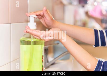 Händewaschen mit Seife unter fließendem Wasser gegen das neuartige Coronavirus. Antiseptikum, Hygiene, Gesundheitskonzept. Das Kind wäscht seine Hände mit li Stockfoto