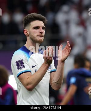 Katar, Doha. 10.. Dezember 2022. Team England Mittelfeldspieler DECLAN RICE, 23, #4-Tricks im märz während der FIFA Weltmeisterschaft Qatar 2022 im Viertelfinale 59. Frankreich gewann 2:1 England am Samstag im Al Bayt Stadium. Die Franzosen spielen am Mittwoch, den 14. Dezember 2022 im Halbfinale gegen Marokko. (Kreditbild: © Seshadri Sukumar/ZUMA Press Wire) Kredit: ZUMA Press, Inc./Alamy Live News Stockfoto