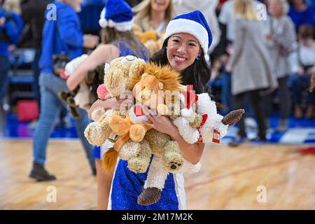 10. DEZEMBER 2022: Ein Mitglied des Saint Louis Tanzteams lächelt, nachdem er während des jährlichen Teddy Bear Toss für Cardinal Glennon Children's Hospital bei einem regulären Saisonspiel, bei dem die Boise State Broncos das St. besuchten, einen Arm voller Plüschtiere gesammelt hat Louis Billikens. In der Chaifetz Arena in St. Louis, MO Richard Ulreich/CSM Kredit: CAL Sport Media/Alamy Live News Stockfoto