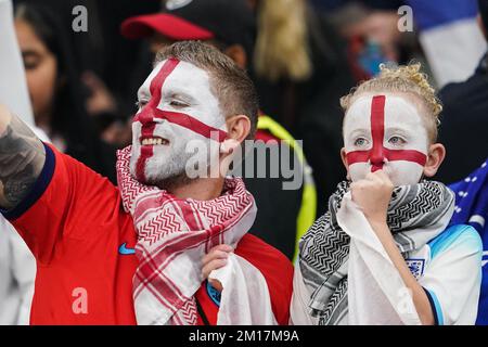 Al-Khor, Katar. 10.. Dezember 2022. AL KHOR, KATAR - DEZEMBER 10: Englische Fans vor dem 2022. Viertelfinale der FIFA-Weltmeisterschaft Katar zwischen England und Frankreich im Al Bayt Stadium am 10. Dezember 2022 in Al Khor, Katar. (Foto: Florencia Tan Jun/Pximages) Kredit: Px Images/Alamy Live News Stockfoto