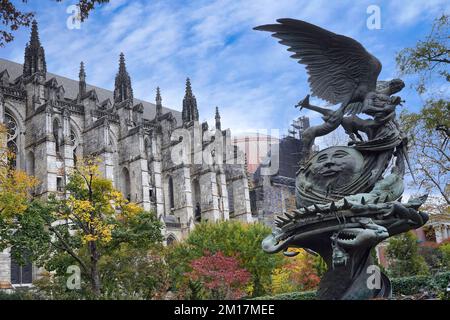 New York, NY - November 2021: Peace Fountain Skulptur in der Cathedral of St. John der Göttliche, der Kampf zwischen gut und Böse, ein Kampf zwischen den Archa Stockfoto