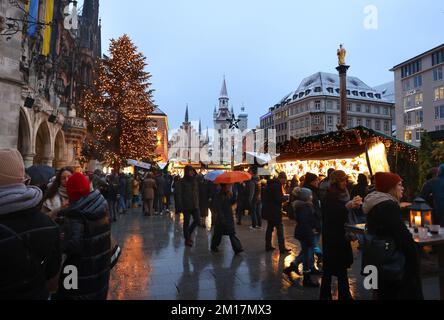 München, Deutschland. 10.. Dezember 2022. Menschen spazieren durch den festlich dekorierten Christkindlmarkt am Marienplatz. Nach zwei Jahren Corona Break strömen in diesem Jahr wieder Menschen auf die Christkindl-Märkte in Bayern. (Zu dpa 'Christkindl Märkte in Bayern genießen viele Besucher') Kredit: Karl-Josef Hildenbrand/dpa/Alamy Live News Stockfoto