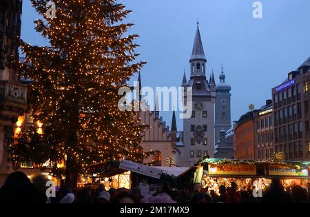 München, Deutschland. 10.. Dezember 2022. Menschen spazieren durch den festlich dekorierten Christkindlmarkt am Marienplatz. Nach zwei Jahren Corona Break strömen in diesem Jahr wieder Menschen auf die Christkindl-Märkte in Bayern. (Zu dpa 'Christkindl Märkte in Bayern genießen viele Besucher') Kredit: Karl-Josef Hildenbrand/dpa/Alamy Live News Stockfoto