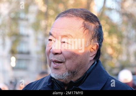 London, Großbritannien. 10.. Dezember 2022. Der Dissidentenkünstler Ai Weiwei unterzeichnet A4 Blatt Papier in einem Stück, um den Tag der Menschenrechte zu feiern. Das mit unsichtbarer UV-Tinte unterzeichnete Papier wurde an die Öffentlichkeit in der Speakers' Corner verteilt, die als Ort für freie Meinungsäußerung ausgewählt wurde. Die verwendeten A4 Blätter sind ein Verweis auf die jüngsten Demonstrationen in China gegen die Zero-Covid-Politik, bei denen Blankopapier in stiller Proteste verwendet wurde, um Zensurregeln zu umgehen. Weitere Exemplare werden zu Hilfe von Refugees International verkauft. Kredit: Elfte Stunde Fotografie/Alamy Live News Stockfoto