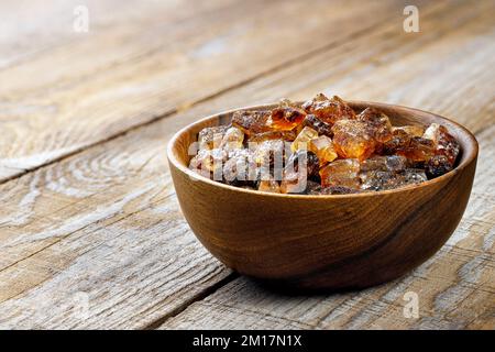 Karamellisierter Zucker in einer Holzschüssel auf dem Tisch Stockfoto