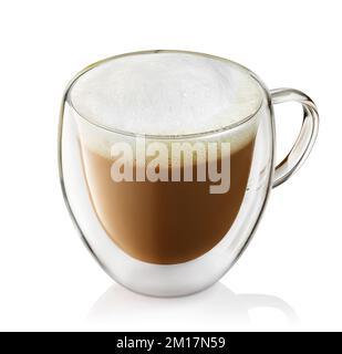 Cappuccino im Becher, isoliert auf weißem Hintergrund Stockfoto