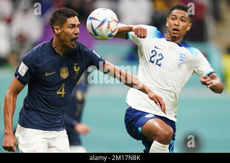 10. Dezember 2022: AL KHOR, KATAR - 10. DEZEMBER: Raphael Varane von Frankreich kämpft mit Jude Bellingham von England um den Ball während des 2022. Viertelfinalspiels der FIFA-Weltmeisterschaft Katar zwischen England und Frankreich im Al Bayt Stadium am 10. Dezember 2022 in Al Khor, Katar. (Kreditbild: © Florencia Tan Jun/PX Imagens via ZUMA Press Wire) Kredit: ZUMA Press, Inc./Alamy Live News Stockfoto