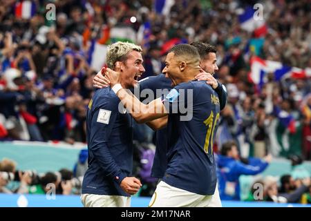 AL KHOR, KATAR - DEZEMBER 10: Kylian Mbappe von Frankreich feiert Olivier Giroud von Frankreich mit Antoine Griezmann von Frankreich und Theo Hernandez von Frankreich während des 2022. Viertelfinalspiels der FIFA-Weltmeisterschaft Katar zwischen England und Frankreich am 10. Dezember im Al Bayt Stadium, 2022 Uhr in Al Khor, Katar. (Foto: Florencia Tan Jun/Pximages) (Florencia Tan Jun/SPP) Kredit: SPP Sport Press Photo. Alamy Live News Stockfoto