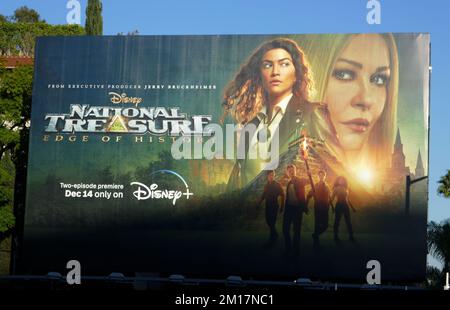 Los Angeles, Kalifornien, USA 9.. Dezember 2022 Ein allgemeiner Blick auf die Atmosphäre der Disney National Treasure Edge of History Billboard am 9. Dezember 2022 in Los Angeles, Kalifornien, USA. Foto: Barry King/Alamy Stock Photo Stockfoto