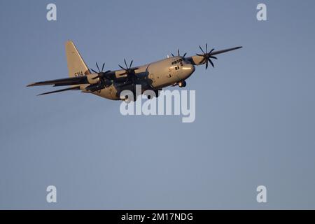 Eine Lockheed C130-T Hercules mit der US Navy (USN), die in der Nähe der Naval Air Facility, Atsugi Airbase, flog. Kanagawa, Japan. Stockfoto