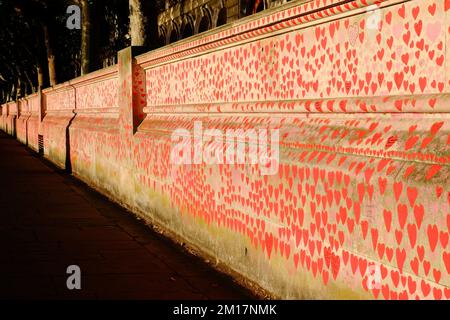 National Covid Memorial Wall, die kurz vor Sonnenuntergang an der South Bank of the Thames, London, England, Gold glänzt Stockfoto