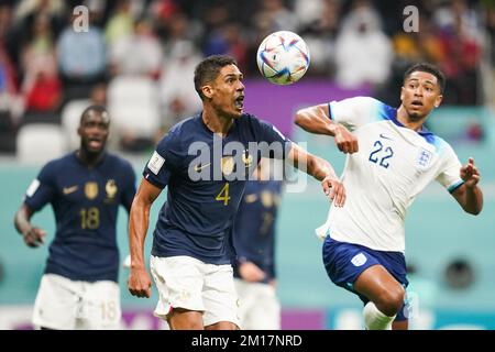 10. Dezember 2022: AL KHOR, KATAR - 10. DEZEMBER: Raphael Varane von Frankreich kämpft mit Jude Bellingham von England um den Ball während des 2022. Viertelfinalspiels der FIFA-Weltmeisterschaft Katar zwischen England und Frankreich im Al Bayt Stadium am 10. Dezember 2022 in Al Khor, Katar. (Kreditbild: © Florencia Tan Jun/PX Imagens via ZUMA Press Wire) Kredit: ZUMA Press, Inc./Alamy Live News Stockfoto