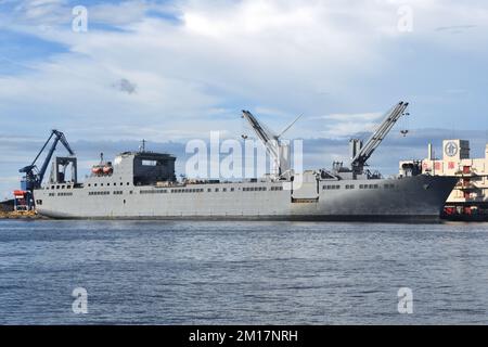 Präfektur Kanagawa, Japan - 21. August 2021: US Navy USNS Fisher (T-AKR-301), Frachtschiff der Bob Hope-Klasse. Stockfoto